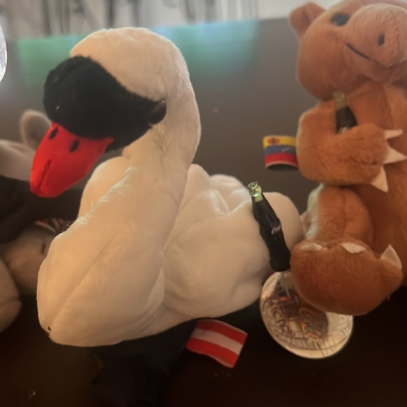 Set of 3 international coca-cola beanies. - Picture 3 of 4